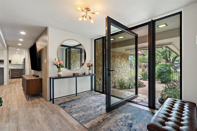 Building Photo - 113 Comet