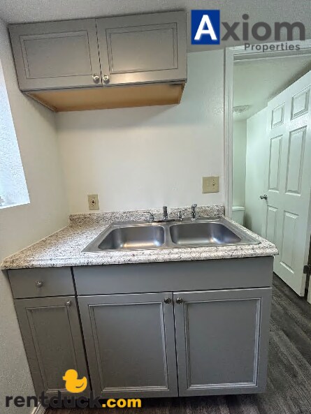 Building Photo - 322 S. 11th-Unit B (downstairs)