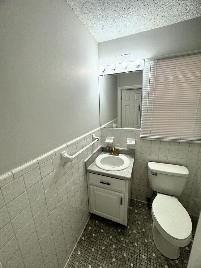 Building Photo - Move-In Special!! 1/2 Off First Month's Rent!!