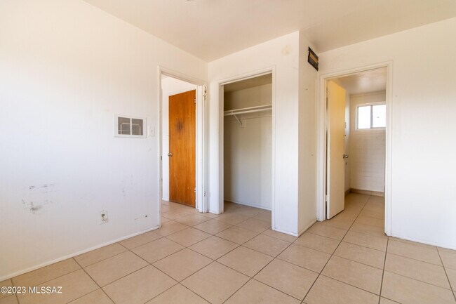 Building Photo - 3647 E Bermuda St