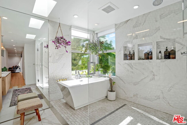 Building Photo - 2615 La Cuesta Dr