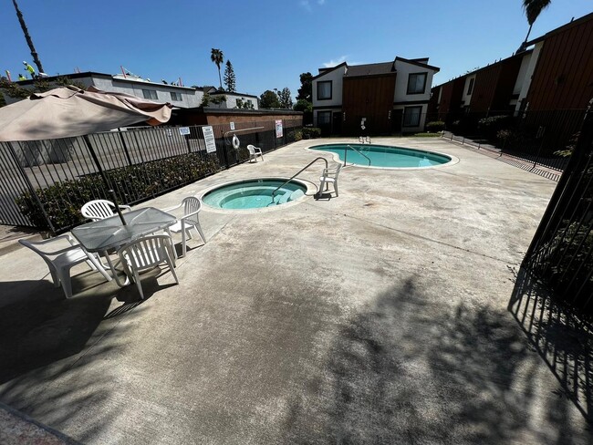 Building Photo - 2 bedroom 1.5 Bath Upgraded Townhome