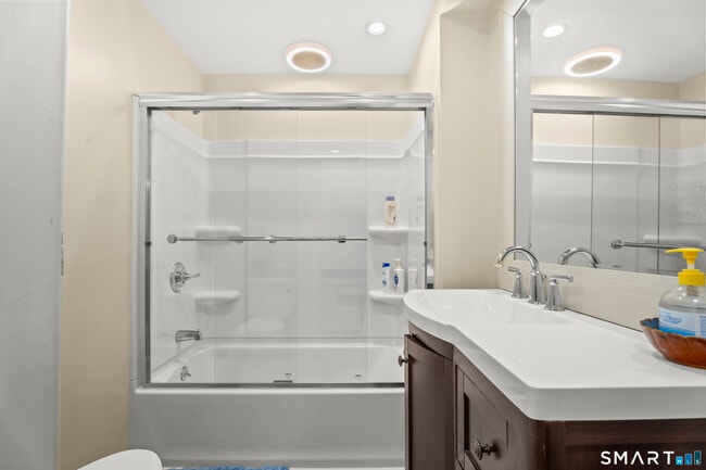 Building Photo - 801 Pequot Ave