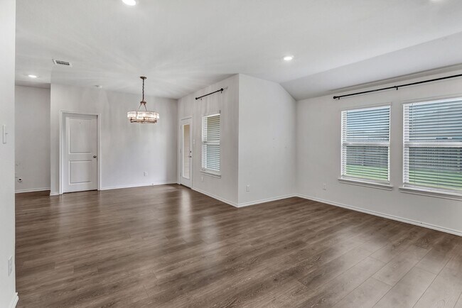 Building Photo - Royce City Home