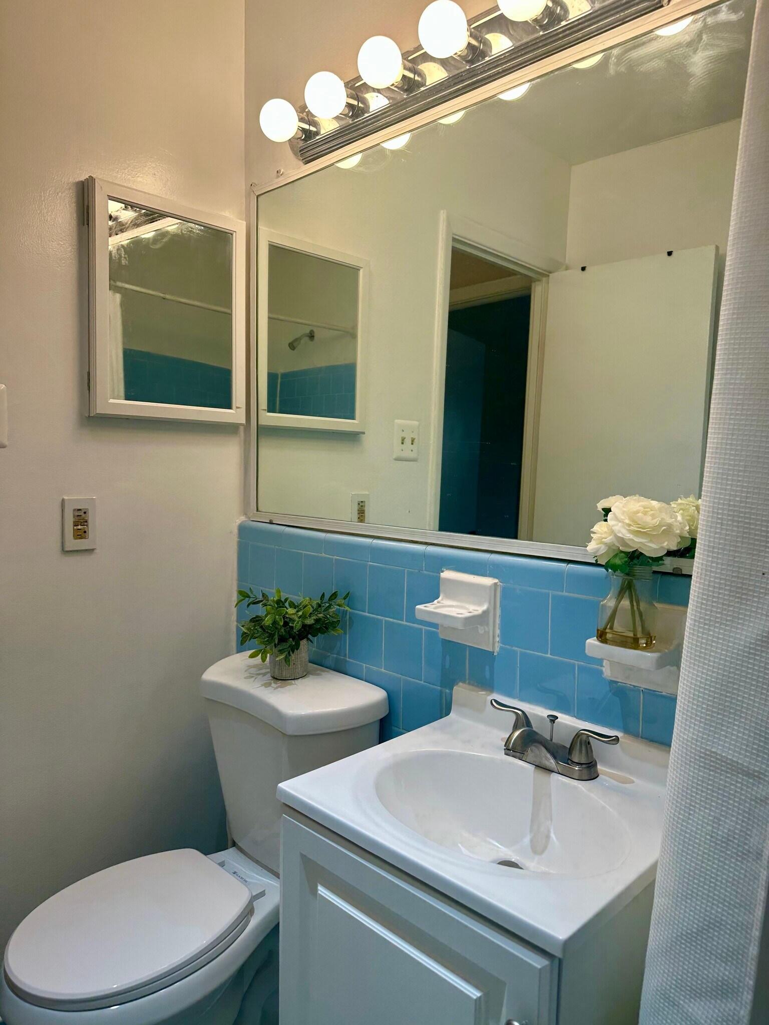 Building Photo - 3945 Lyndhurst Dr