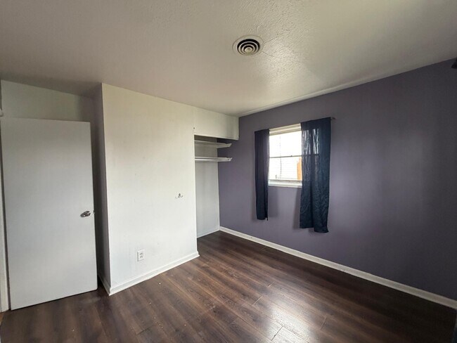 Building Photo - 411 Pinewood Ave