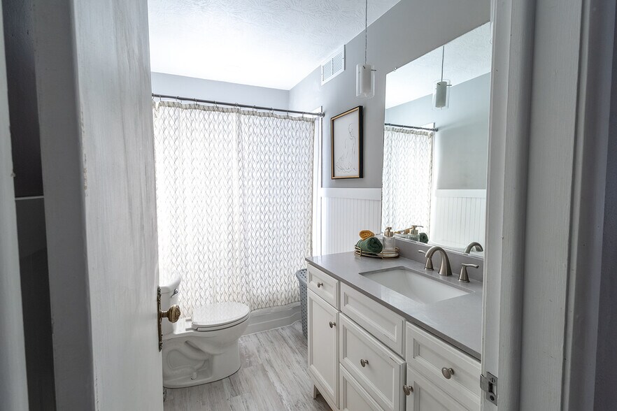 Building Photo - 1621 W 22nd St