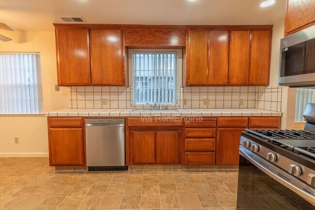 Building Photo - 325 E Mariposa Ave