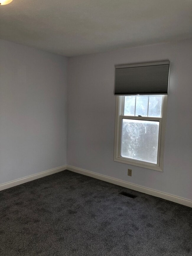 Building Photo - 3 Bedroom 2 Bath Townhome Available Now!