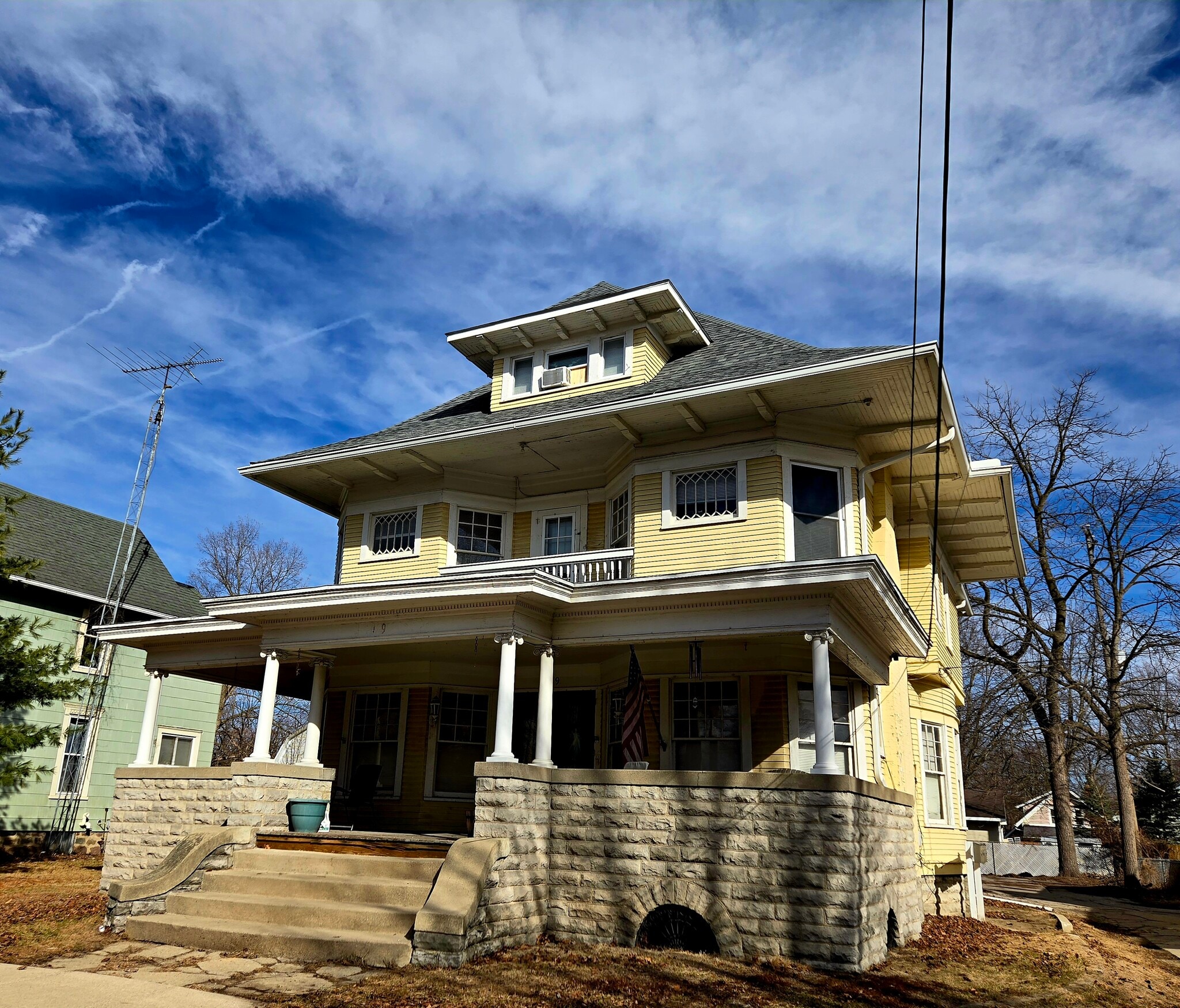 Building Photo - 129 E Main St