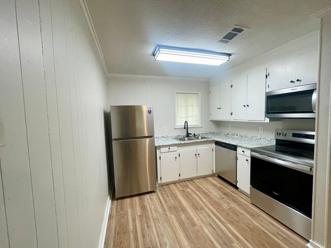 Building Photo - 2 Bed, 1 Bath Available NOW in Brandon!
