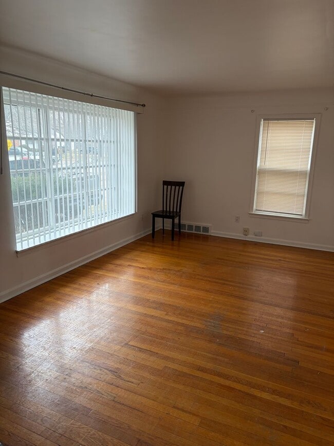 Building Photo - 3 bedroom 1 bath Ranch with basement