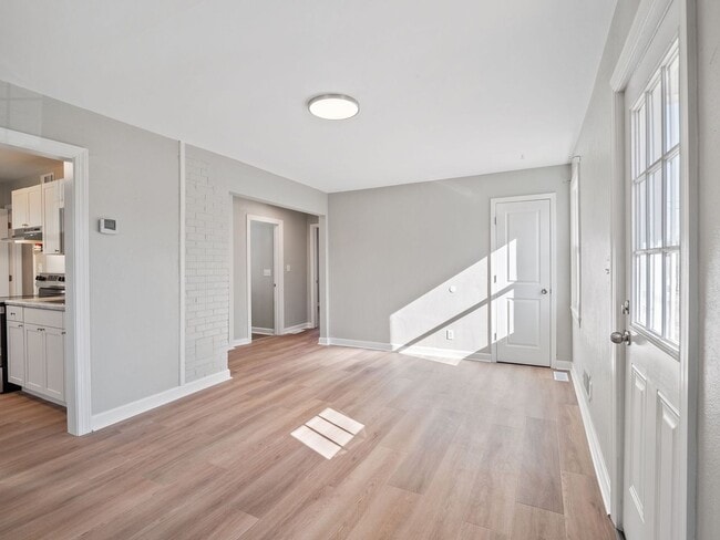 Building Photo - 2 Bedroom, 1 Bathroom newly renovated home for rent off Williamson Rd!