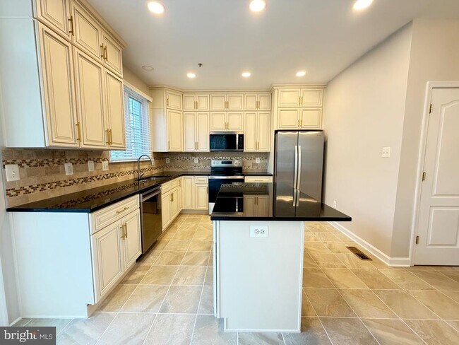 Building Photo - 300 Garden View Square