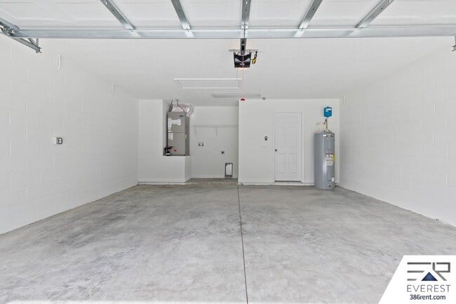 Building Photo - FULLY FENCED 3/2/2 IN DESIRABLE QUAIL HOLLOW