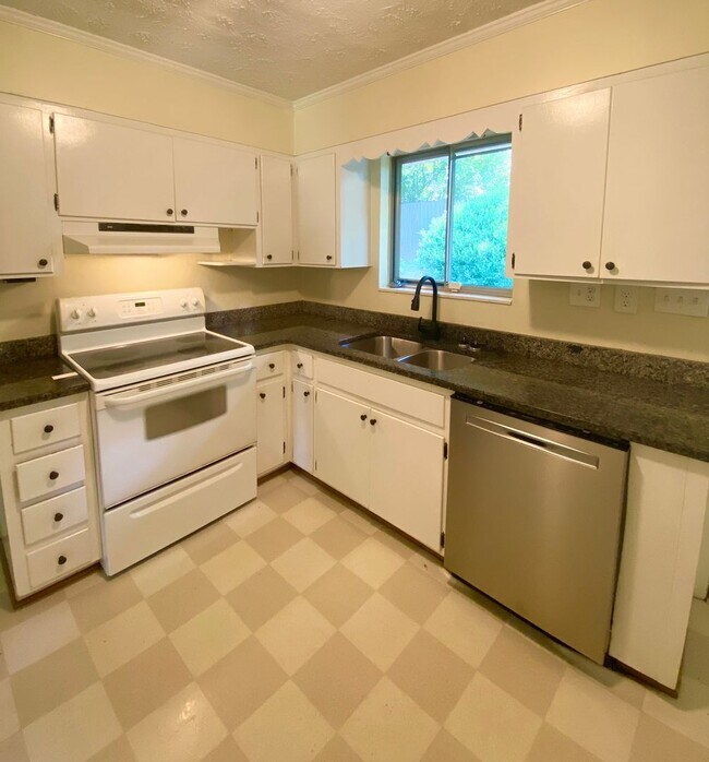 Building Photo - SINGLE FAMILY HOME IN THE CITY