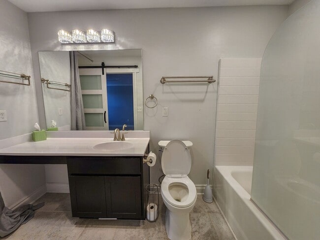 Building Photo - 3 bed, 2 bath home in Shawnee!
