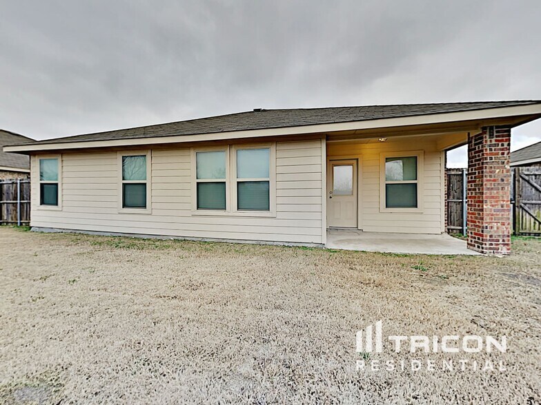 Building Photo - 3025 Iris Dr