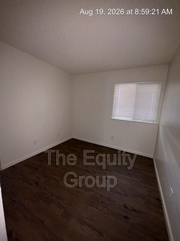 Building Photo - 1322 W Elowin Ave
