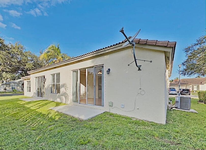 Building Photo - 10697 SW 20th Ct
