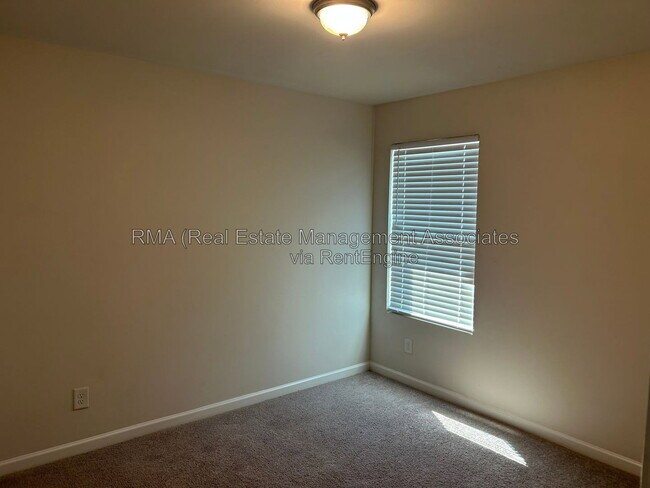 Building Photo - 141 Dogwood Ln