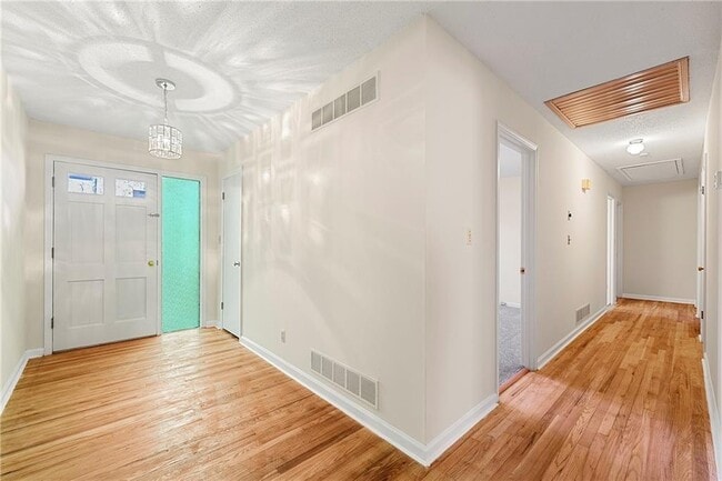 Building Photo - 552 Duke Dr