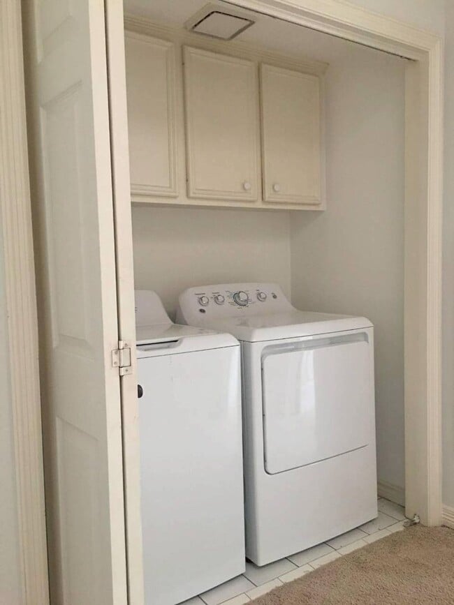 Building Photo - Discounted Deposit! Stylish 3-Bedroom Town...