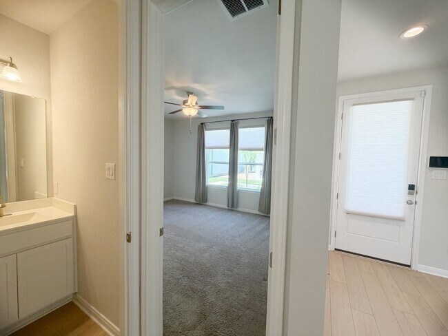 Building Photo - 2 Bed / 2.5 Bath Home Ready for Lease!