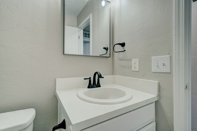 Building Photo - 10425 Aberdeen Dr