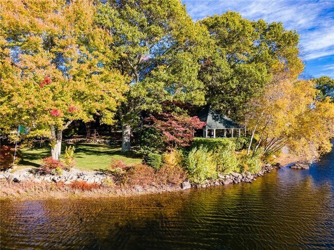 Building Photo - 14 Woodlake Dr