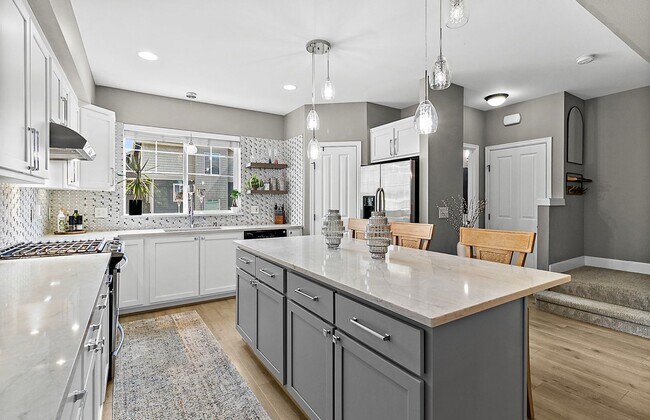 Building Photo - 4Bd/2.5Ba Renton Townhome