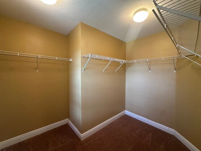 Building Photo - 2412 Country Pond Ct