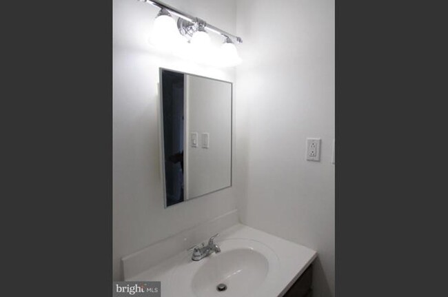 Building Photo - NEWLY AVAILABLE - RENOVATED 3 BR UNIT IN T...