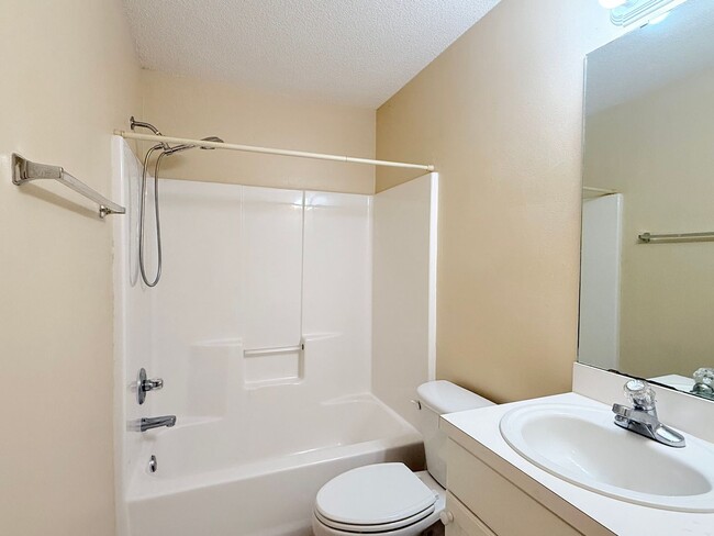 Building Photo - Charming 2 Bed/2 Bath Duplex