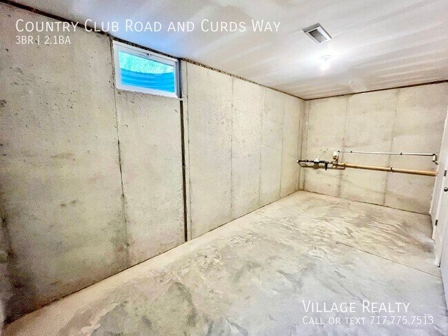 Building Photo - 705 Country Club Rd