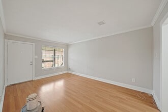 Building Photo - 845 Augusta Dr