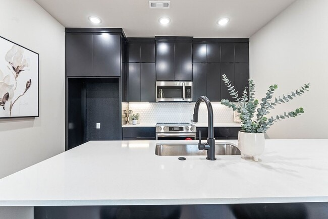 Building Photo - 491 S Happy Hollow Rd