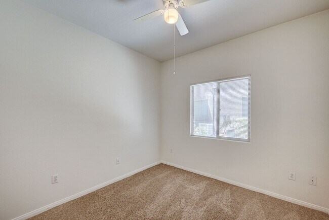 Building Photo - Charming 3-bed, 2-bath Downstairs Unit