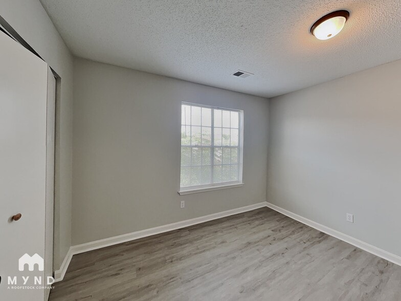 Building Photo - 6252 Phillips Lake Cove