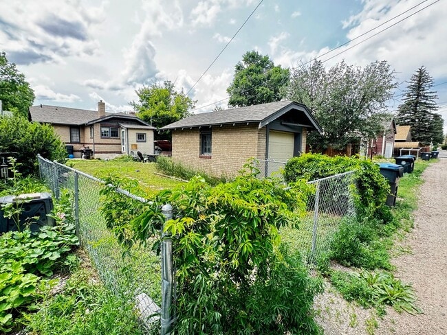 Building Photo - CHARMING 2 BEDROOM, 1 BONUS ROOM, 2 BATHRO...