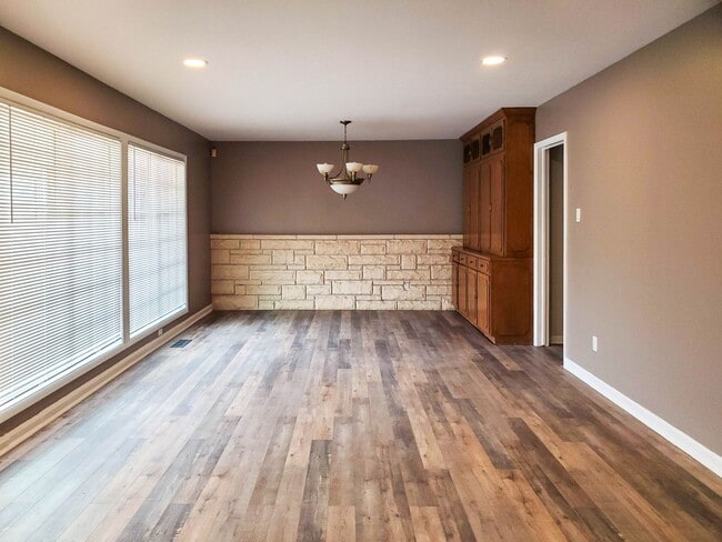 Building Photo - Breathtaking Mountain Views!