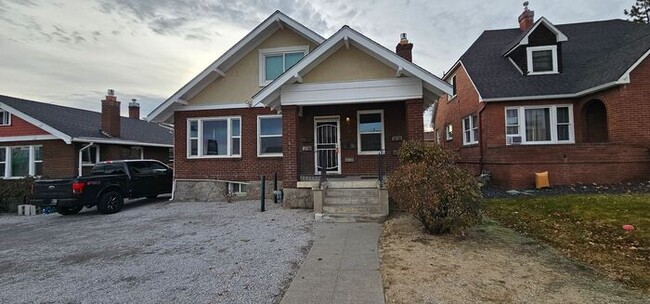 Building Photo - 2 bed 1 bath plus office/Den room, Downtow...