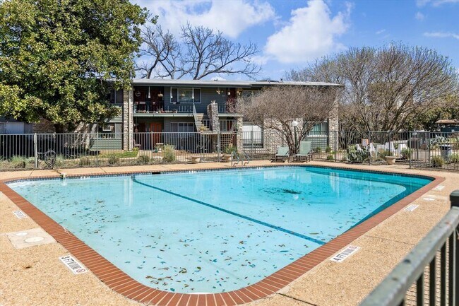 Building Photo - 1304 Mariposa Dr