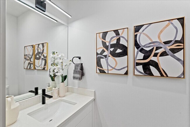 Building Photo - West Seattle - 3 Bedroom - 2.5 Bathroom w/ AC!