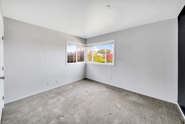 Building Photo - Welcome Home to the peaceful Shoreview Nei...