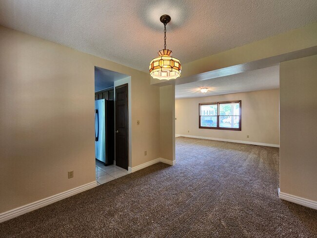 Building Photo - Beautiful 4 Bedroom Home on Cul Du Sac Wit...