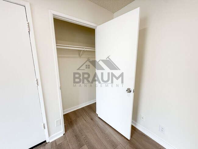 Building Photo - 14801 Delano St