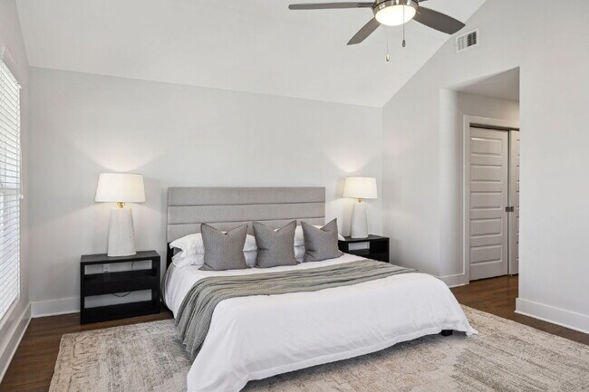 Building Photo - Grandeur in Germantown!