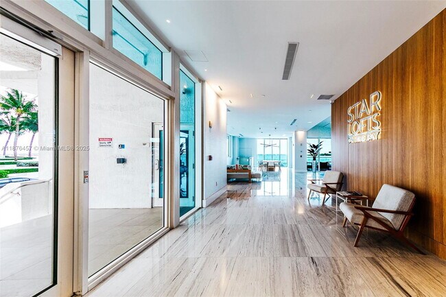 Building Photo - 700 NE 25th St