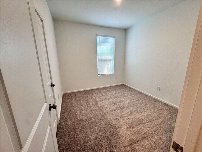 Building Photo - 25577 Balsamroot Dr